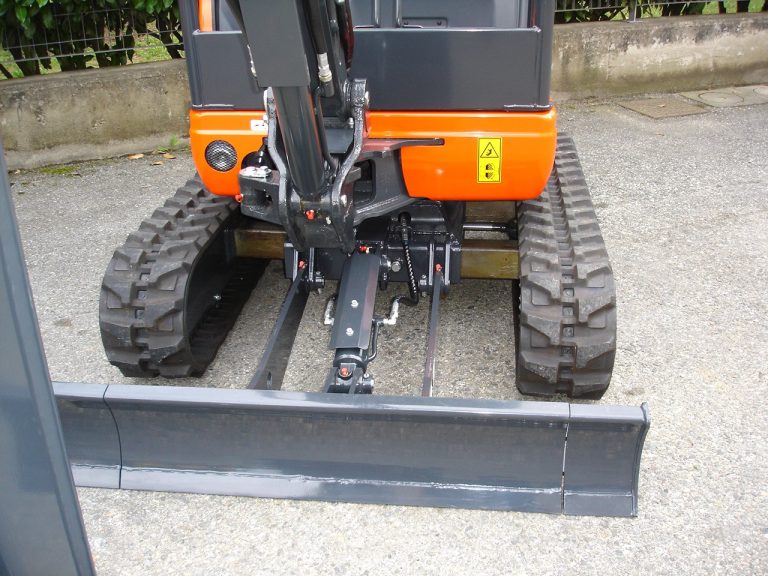 miniescavatore-eurocomach-es-18-zt-girosagoma-nuovo-carro-allargabile-pronta-consegna- (3)